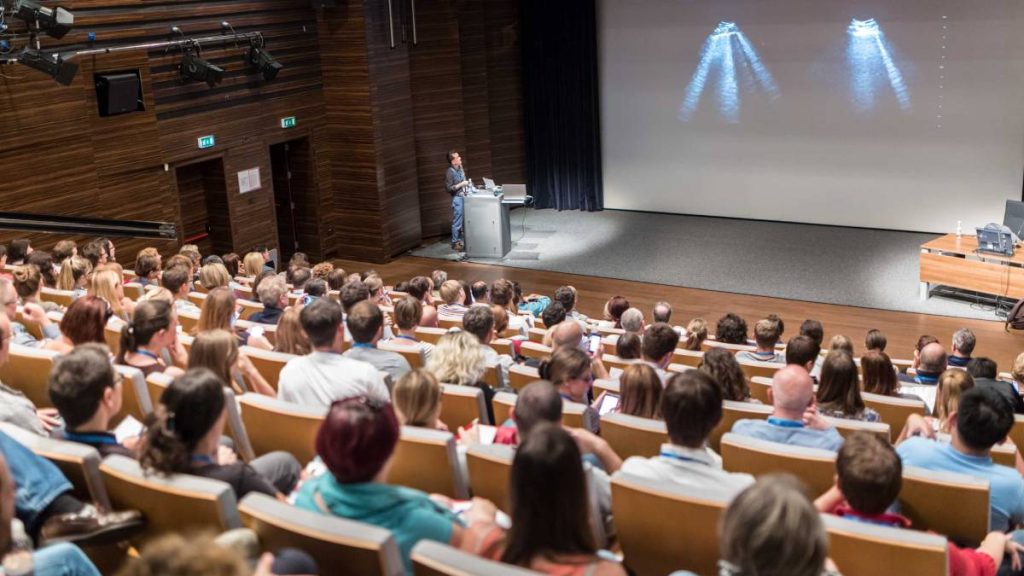 تفاوت کنفرانس و همایش در چیست؟ 2 تفاوت کنفرانس و همایش