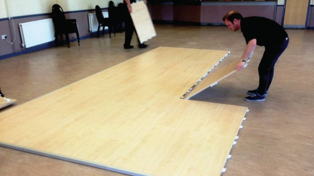 کف سازی غرفه نمایشگاهی: انواع کفپوش و نکات اجرایی 2 کف سازی غرفه