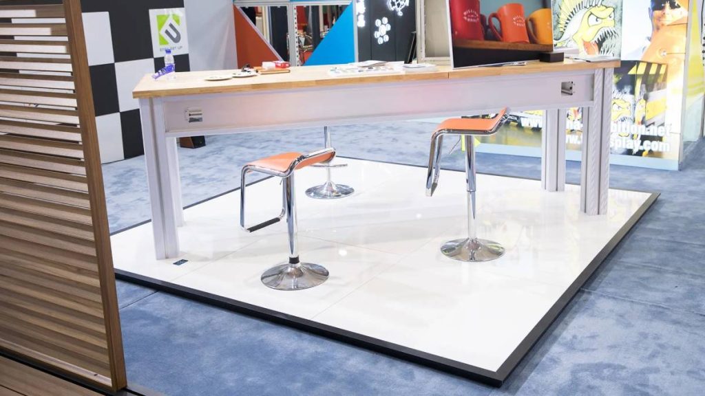 کف سازی غرفه نمایشگاهی: انواع کفپوش و نکات اجرایی 4 کف سازی غرفه