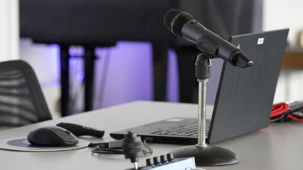 اجاره میکروفون کنفرانس رومیزی با کیفیت صدای عالی 4 اجاره میکروفون کنفرانس