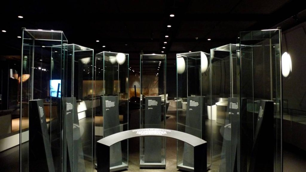 اجاره ویترین نمایشگاهی (گردان و ثابت) برای نمایش محصول 1 اجاره ویترین نمایشگاهی